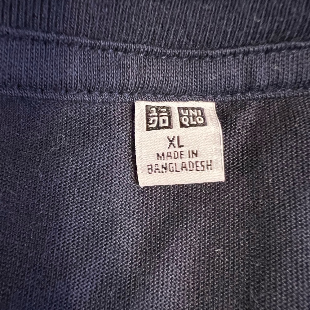 Uniqlo bundle of 7 XL Tshirts. Navy Blue, Dark Blue, Grey, Green. New.